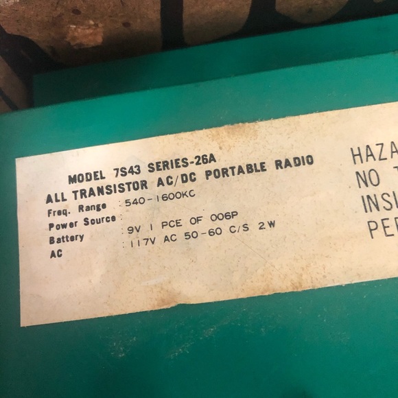 Vintage Lloyd's 8 Transistor AC/Battery Radio - Picture 8 of 13